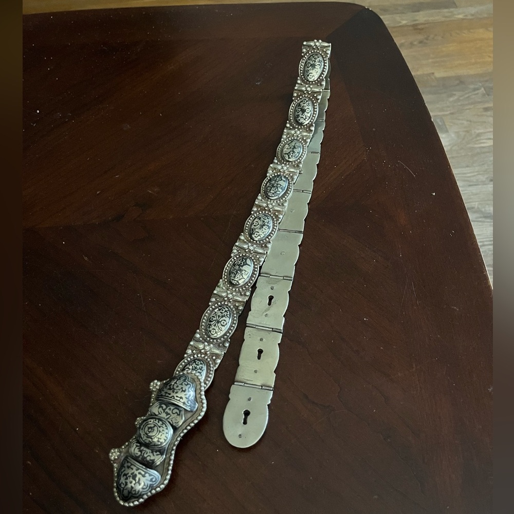 Women’s Belt 33 inches long. For waist 14